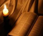 Η Αγία Γραφή και ένα αναμμένο κερί στο βωμό